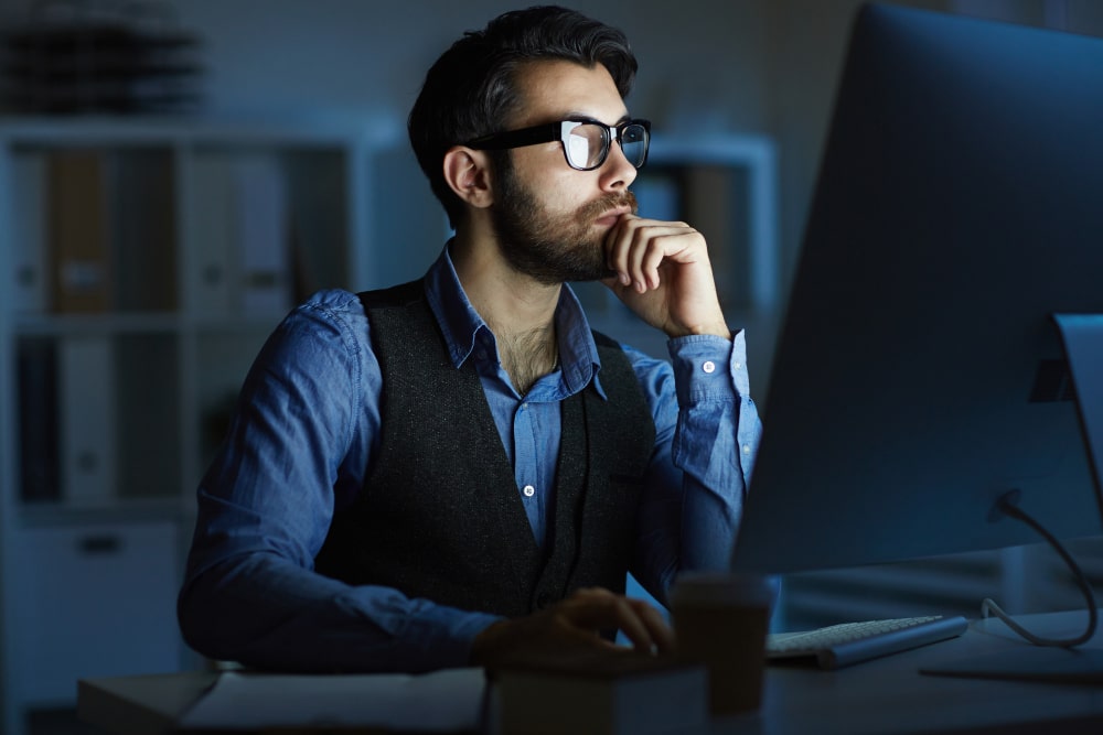 การเทรดทองคำ ดีอย่างไร ทำไมถึงเป็นที่นิยม ในตลาด Forex ? 1 man working night 1